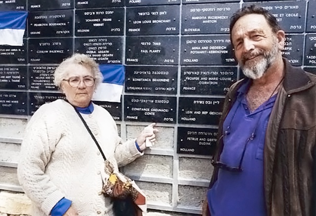 14 avril 1996 Constance devant le mur des noms