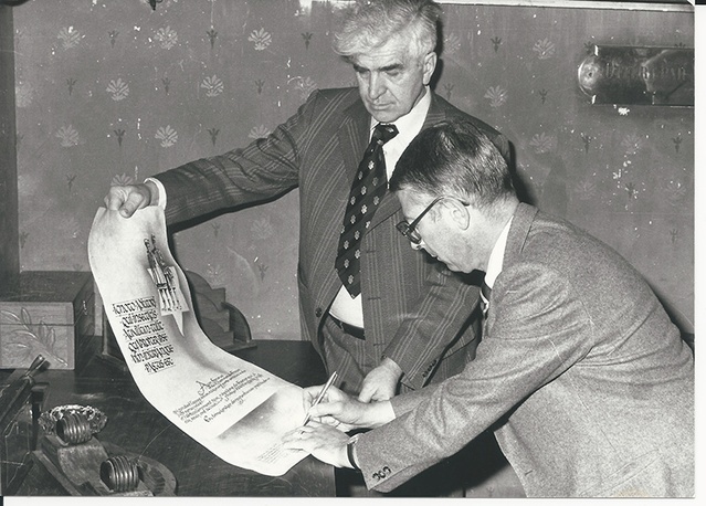 MeIr Shamir consul général d'Israël signe le parchemin