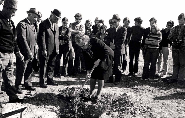 Emile MARQUILLIE (à gauche) et Pauline plantant un arbre