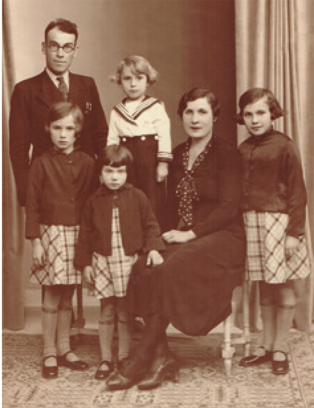 Henri et henriette duplaissy entoures de leurs quatre enfants 