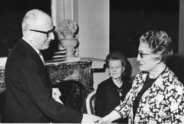 Germaine CHESNEAU recevant la médaille des Justes