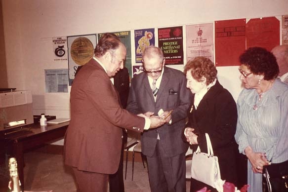 De gauche à droite: le consul, les sauveteurs et la femme du survivant