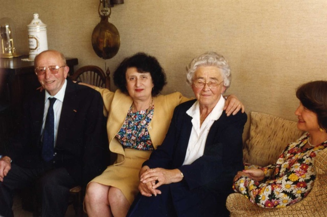 Pierre et Cécile LARRAZET avec les deux filles qu'ils ont sauvées Esther et Charlotte.