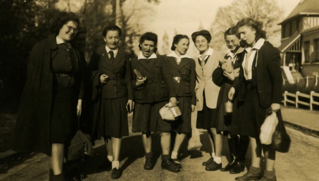 Gilberte Steig, avec le manteau clair, Micheline Bellair 2e à gauche