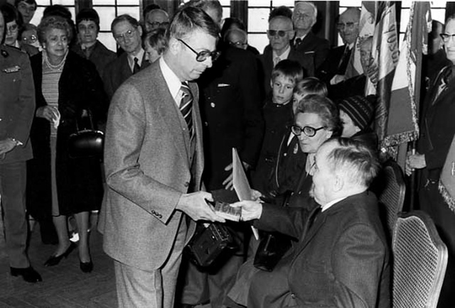 Charles Gombert recevant la médaille