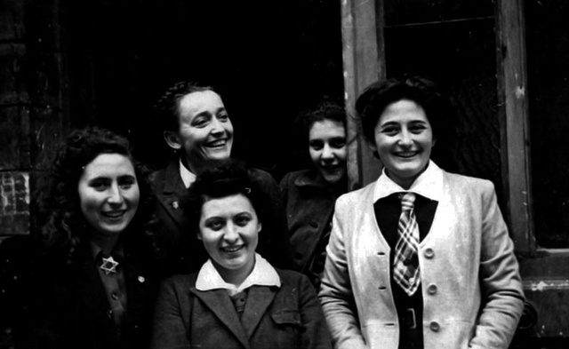 Micheline Bellair et Gilberte Steig avec des amis