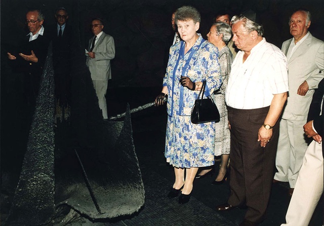 Germaine Bacqué dans la crypte du souvenir 