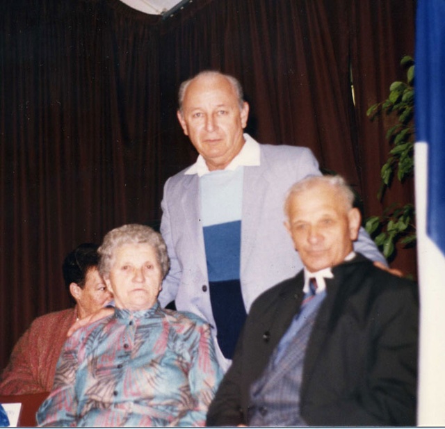Karol & Marianna lors de la remise de la médaille avec EphraÏm (debout: le sauvé)