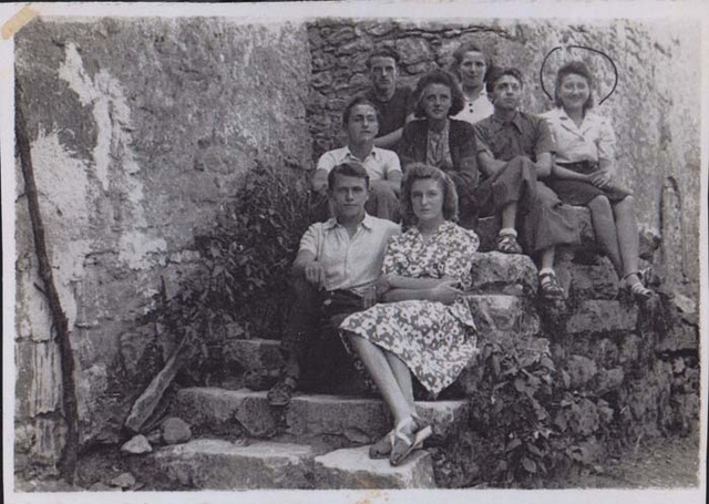 Reine Arnaudet en 1943 (encerclée)  Credit: COLL.YAD