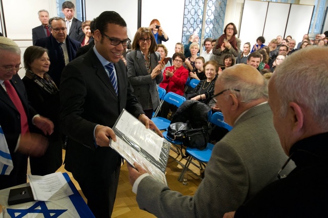 remise de la médaille et du doplome au Gal Routier