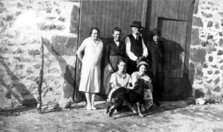 Édouard Félix et Francine Bondoux (au centre), fin des années 1930