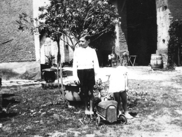 jacqueline avec Maurice Rey devant l'étable