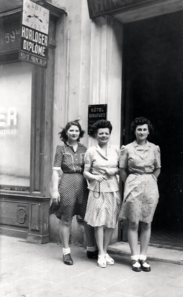 Marcelle Drouin au centre devant hotel bonaparte