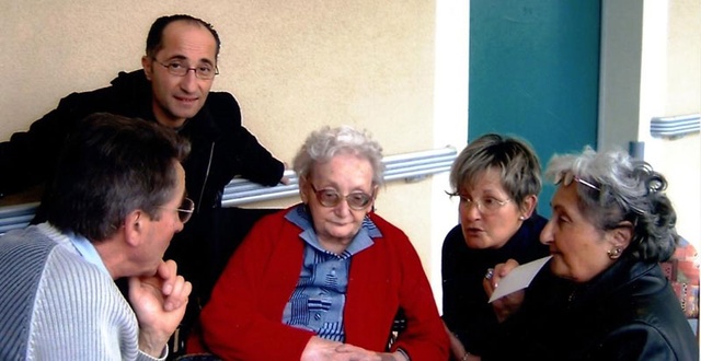 Odette Androt au centre avec sa petite fille et son mari, Huguette Ghozland Londner et son fils