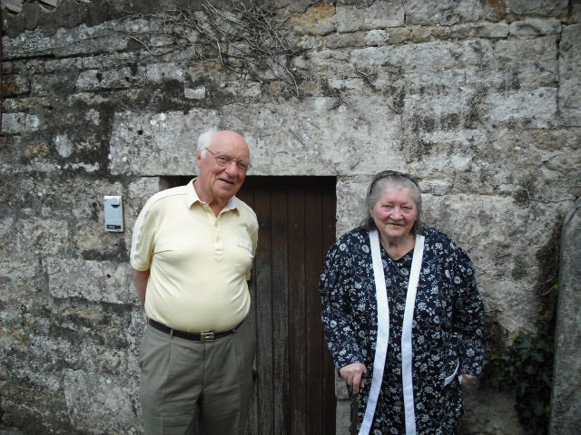 Bobby et Luce, devant la maison du 110 rue de Grange. Le lundi 20 juin 2009.