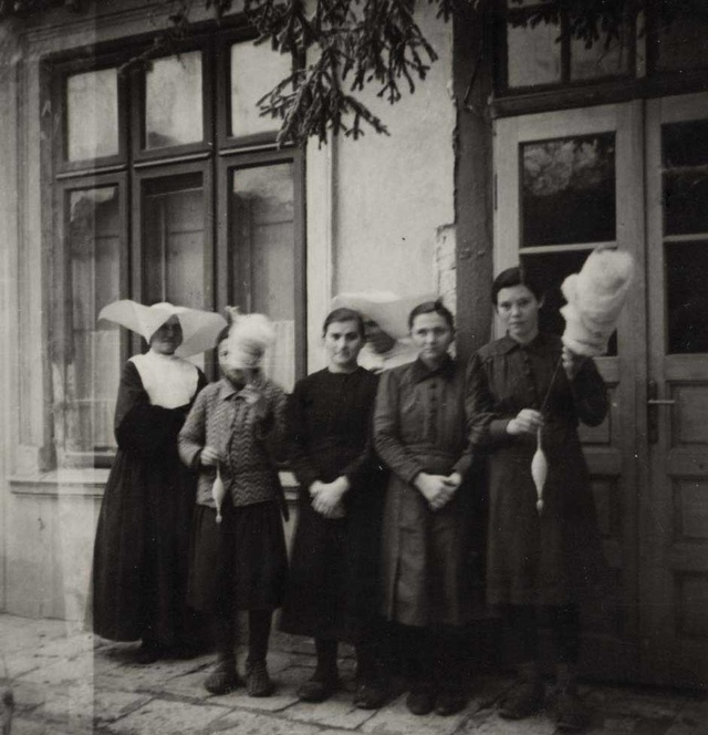  Mere Ardoin (à l'extrême gauche)  Credit: Coll.Yad.