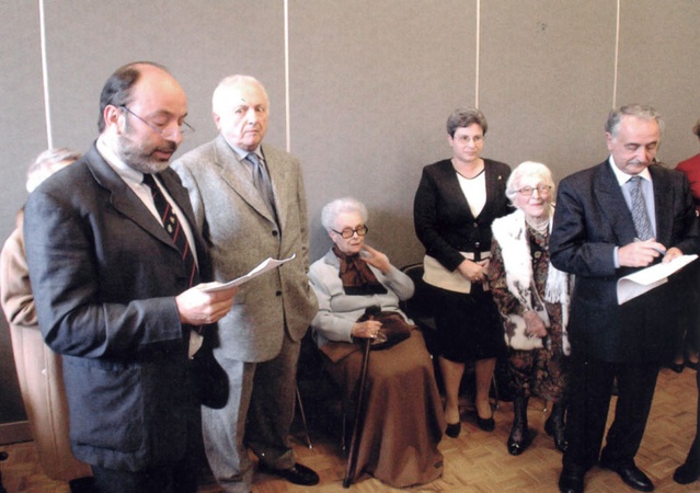 Cérémonie second à gauche La personne sauvée François Boris et la fille de Roger demon assisie