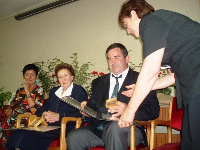 Pierre-Jean recevant la médaille pour son père