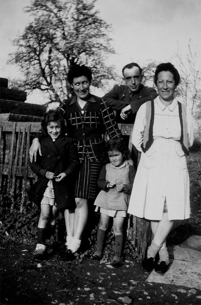 Nicole et Anne (devant) avec les sœurs Boissery, Annette (en blanc) et Pierrette