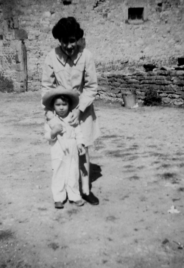 À La ferme des Boissery Chantal et Anne, fin des années 40