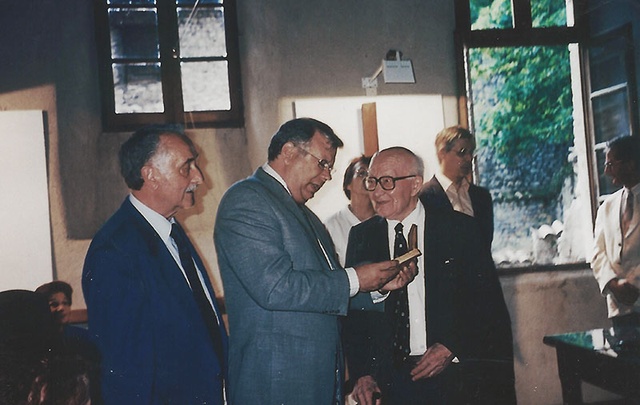 Arie Gabay, Consul d'Israël remet la médaille à Jacques MARTIN 