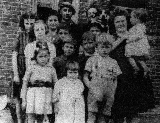 Gérard Bouquey avec sa femme et son bébé dans les bras
