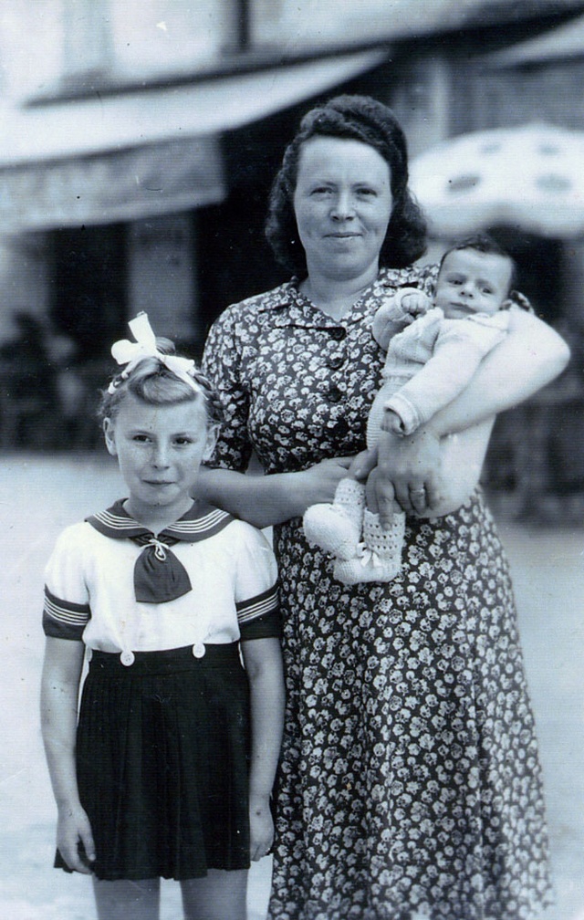 Madame SAJOVICI et ses enfants