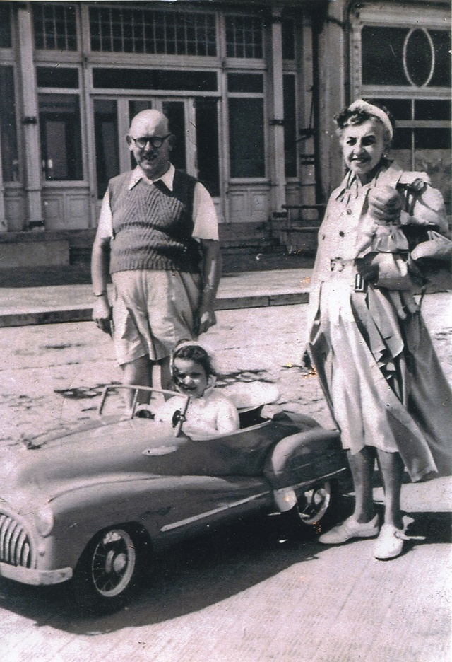 Le couple HIQUET avec la petite Myriam (Marie-Claire)Rakowski