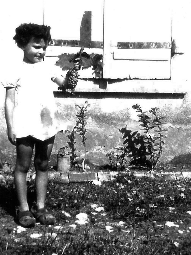 Monique Ascher devant la maison des FAGNOT