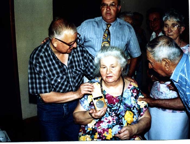 Remise de ma médaille en 1994 à Suzanne RAYNAUD