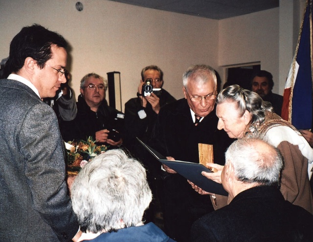 Mme THIEBAULT GAGNON recevant la médaille des mains de Barnéa  Hassid