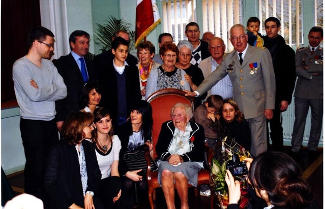 Raymonde Piedallu lors de la remise de sa légion d'honneur 