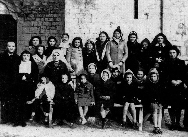 Sœur Thomasine, l'infirmière et son mari, deux autres religieuses, les jeunes filles de Peille