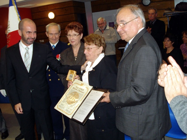 Mme MAYEUX entourée de ses enfants