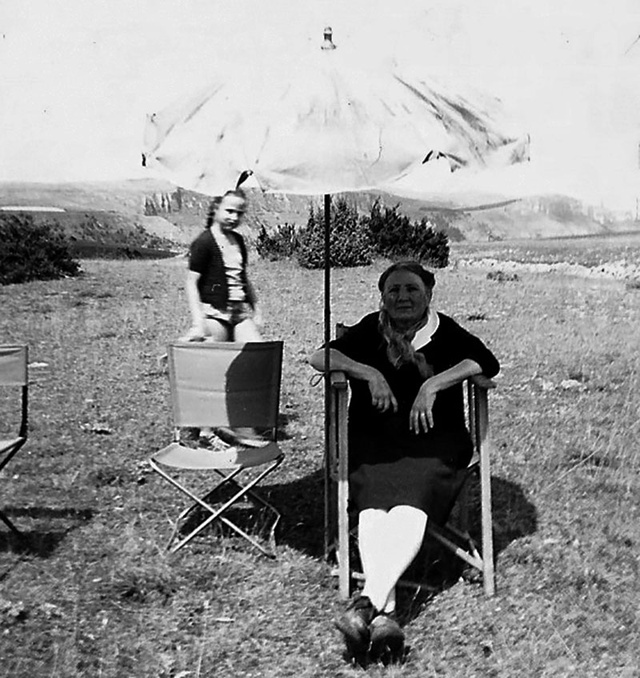 Henriette avec sa petite-fille Myriam en 1960
