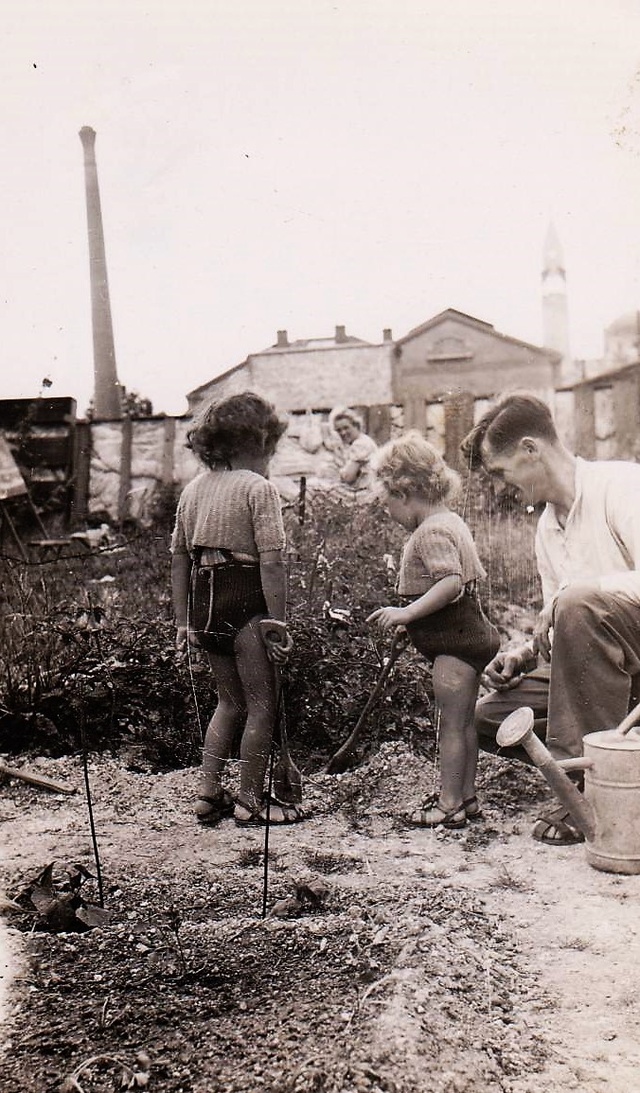 Gabriel Galop et ses filles - juillet 1942 - dans le jardin