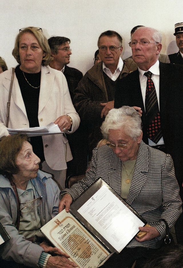 Edmée Audemar reçoit le diplôem pour ses parents 