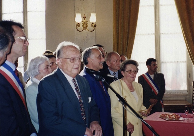 Au micro Antoine Laybros derrière Henriette Laybros Robert Mizrahi et à côté Louisette Tête