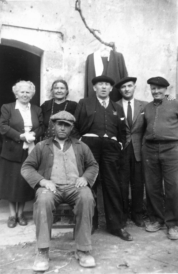 de gauche à droite Elza Fajerstein, Virginie Gambet, assis au premier plan, Désiré Germond