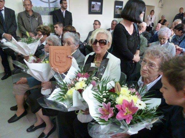 la sauvée entourée des filles des Justes