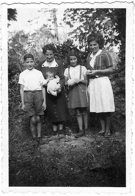 Edgar, Hélène portant Renée dans les bras, Alice et Denise Baratz 
