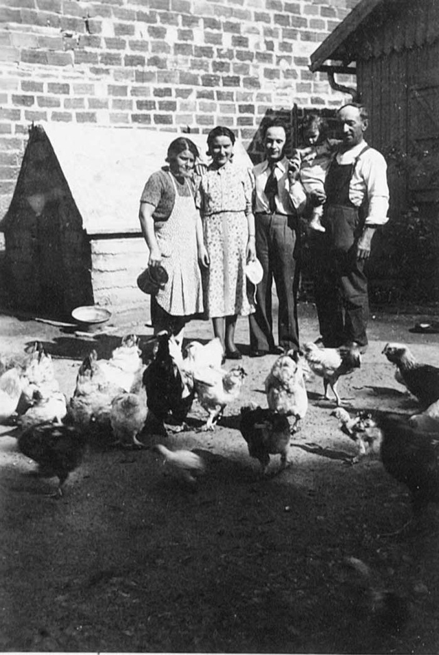 à gauche Berthe Bousson Nacha et Hillel Rutkowski François Bousson et jacques Rutkowski dans les bras