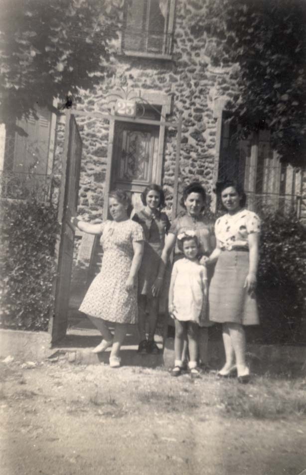 Les survivants avec Marcelle Bastien (à gauche)