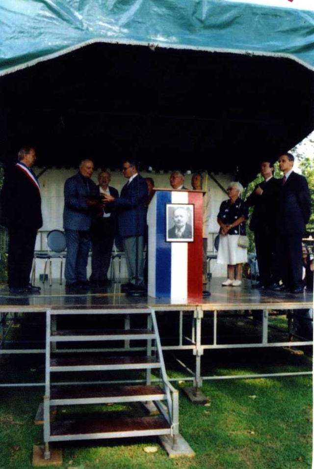 Remise de la médaille  au fils de Henri Christin par l'Ambassadeur d'Israël en France