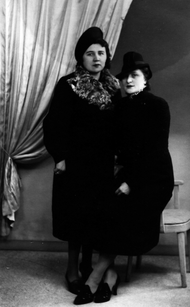 A gauche Laurence Fages pendant la guerre