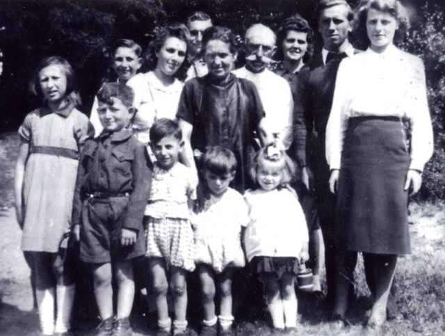 Au centre Monsieur et Madame Le cardinal, premier rang 3 gauche Pierre Bleuer elsner