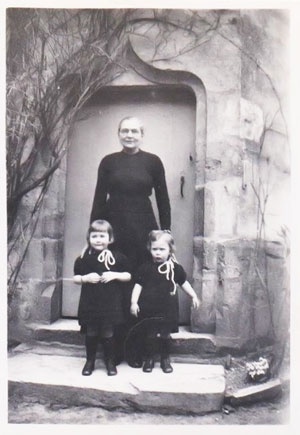 soeur Arnol en habit laïc avec deux petites filles de la pension