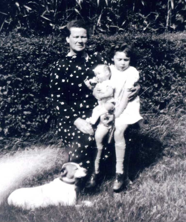 mai 1944 Denise Wolnerman sur les genoux de Marthe Lebrun à Notre Dame de Cenilly