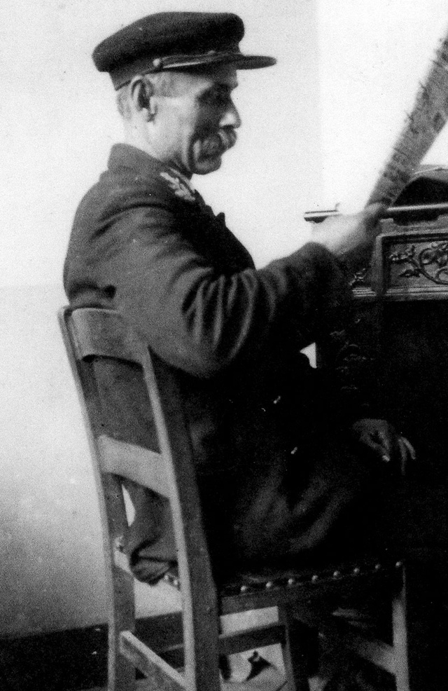 Théodule chef de gare