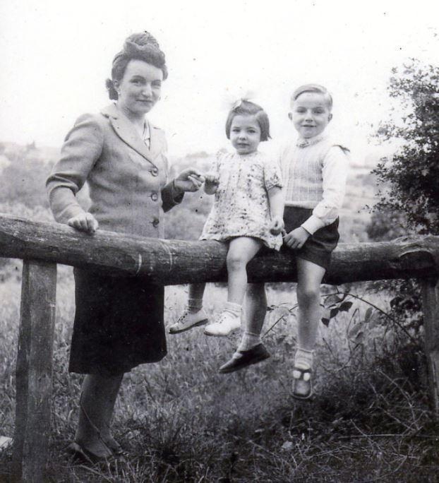 Angèle Breton, Liliane Mazuras et Raymond Breton, en 1943 à Fougères.
